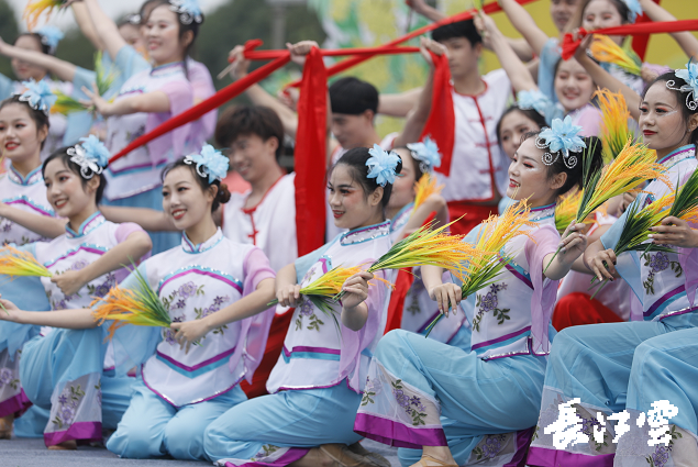 　　9月21日，咸寧市咸安區(qū)高橋蘿卜小鎮(zhèn)百畝草地上舉行了“慶豐收·迎小康”第三屆中國農(nóng)民豐收節(jié)湖北分會場咸寧主會場慶?；顒?，全市各界農(nóng)民代表相聚白水畈的美麗田野，分享豐收的喜悅，慶祝屬于自己的節(jié)日。  　　開幕式上舉行了精彩的文藝演出，演出在舞蹈《慶豐收》中拉開序幕，歌舞《錦繡小康》呈現(xiàn)出咸寧各地欣欣向榮、脫貧致富奔小康的幸福場景。網(wǎng)紅歌曲《你莫走》、舞蹈《慶豐收》、歌舞《一起幸福》，一個個精彩的節(jié)目輪番上演，博得現(xiàn)場觀眾陣陣掌聲。  　　開幕活動現(xiàn)場還舉行了頒獎儀式，第二屆“美麗中國、鄉(xiāng)村振興”全國農(nóng)民詩歌邀請賽獲獎組織和個人，全市農(nóng)村人居環(huán)境整治示范村，省級農(nóng)業(yè)產(chǎn)業(yè)化工作先進(jìn)集體和先進(jìn)個人上臺領(lǐng)獎。現(xiàn)場還舉行了鄂南民俗展演、農(nóng)民趣味運動會、扶貧農(nóng)產(chǎn)品以及咸寧特色農(nóng)產(chǎn)品展銷等豐富多彩的活動?；鸨娜藲猓屧趫龅恼逛N商賺得是盆滿缽滿。  　　咸寧市咸安區(qū)鑫達(dá)種養(yǎng)專業(yè)合作社理事長萬永輝：今年家里的香菇都豐收了，一上午我就賣出了一萬多元，我們合作社采取的是“合作社+農(nóng)戶”的模式，也帶領(lǐng)了20多戶貧困戶脫貧了。  　　咸寧市致遠(yuǎn)種植專業(yè)合作社理事長 吳海兵:我們今年是真真正正地豐收了，我們生姜的價格足足翻了三倍，跟著我們一起的貧困戶也平均增收了3000元左右。  　　而這一系列的活動，都是在蘿卜小鎮(zhèn)的草地上進(jìn)行的，草地作舞臺、草地搞展示、草地上比賽等等，這數(shù)百畝草地，此時此刻成為了咸寧農(nóng)民們慶祝豐收的歡樂場。  　　咸寧市咸安區(qū)高橋鎮(zhèn)黨委書記王順榮：今年的湖北分會場在我們高橋蘿卜小鎮(zhèn)舉辦，我感到很榮幸，我們從一顆蘿卜做起，以白水畈蘿卜為核心品牌，打造白水畈"我家菜園"蔬菜基地及旅游觀光體驗中心，發(fā)展綠色農(nóng)業(yè)、生態(tài)旅游，增加產(chǎn)業(yè)開發(fā)的綜合效益，創(chuàng)建蘿卜特色小鎮(zhèn)，走出了一條農(nóng)業(yè)、旅游相結(jié)合的新路，推動高橋鎮(zhèn)一二三產(chǎn)業(yè)融合發(fā)展。  　　鄉(xiāng)親們說，這在以前是想都不敢想的，高橋鎮(zhèn)蝸居山里，太偏遠(yuǎn)又沒有資源優(yōu)勢，想發(fā)展太難。而現(xiàn)在這一切的悄然改變，得益于2017年10月13日，咸安區(qū)政府與鄂旅投公司正式簽署的《131軍旅小鎮(zhèn)+白水畈田園綜合體旅游開發(fā)投資合作協(xié)議》，鄂旅投公司將投資30億元，在高橋鎮(zhèn)打造131軍旅小鎮(zhèn)和白水畈田園綜合體旅游開發(fā)項目。項目共分為131軍旅小鎮(zhèn)、白水畈美麗鄉(xiāng)村、特色農(nóng)業(yè)示范、旅游綜合體四大板塊，打造旅游綜合服務(wù)區(qū)、澄水洞軍事展示區(qū)、青少年國防教育基地、鐵血軍事樂園區(qū)、戰(zhàn)狼訓(xùn)練基地、美麗村灣民俗區(qū)、四季瓜果示范區(qū)、農(nóng)耕文化展示區(qū)、特色商業(yè)街區(qū)和康養(yǎng)度假區(qū)十大功能區(qū)。  　　咸寧市咸安區(qū)高橋鎮(zhèn)黨委書記王順榮：我們引進(jìn)鄂旅投，打造蘿卜小鎮(zhèn)，目前建設(shè)有蘿卜小鎮(zhèn)科普館、蘿卜鄉(xiāng)學(xué)院、蘿卜酒店等休閑旅游項目，十一馬上到了，也歡迎廣大游客前來游玩。  　　今年是決勝全面建成小康社會、決戰(zhàn)脫貧攻堅之年。咸寧市本著"儉樸、祥和、歡樂，農(nóng)民參與，農(nóng)民唱主角"的辦節(jié)思路，而此屆中國農(nóng)民豐收節(jié)辦節(jié)費用也是倍減。  　　農(nóng)為邦本，本固邦寧。今年，面對重大疫情和特大洪澇災(zāi)害，咸寧市扎實做好“六穩(wěn)”工作、落實“六?！比蝿?wù)，克服重重困難，推動農(nóng)業(yè)實現(xiàn)持續(xù)平穩(wěn)發(fā)展，形成了茶葉、油茶、中藥材等12個特色農(nóng)業(yè)主導(dǎo)產(chǎn)業(yè)，“全國一村一品示范村鎮(zhèn)”發(fā)展到14家，國家級、省級農(nóng)業(yè)產(chǎn)業(yè)化龍頭企業(yè)達(dá)到55家。尤其是糧食產(chǎn)量預(yù)計達(dá)118萬噸、蔬菜產(chǎn)量預(yù)計達(dá)260萬噸，生豬預(yù)計出欄183.52萬頭，農(nóng)業(yè)生產(chǎn)再獲豐收，糧食安全有效保障，讓農(nóng)民的腰包更鼓、家園更美、生活更甜，為加快實施鄉(xiāng)村振興戰(zhàn)略、推動咸寧高質(zhì)量發(fā)展提供堅實保障。